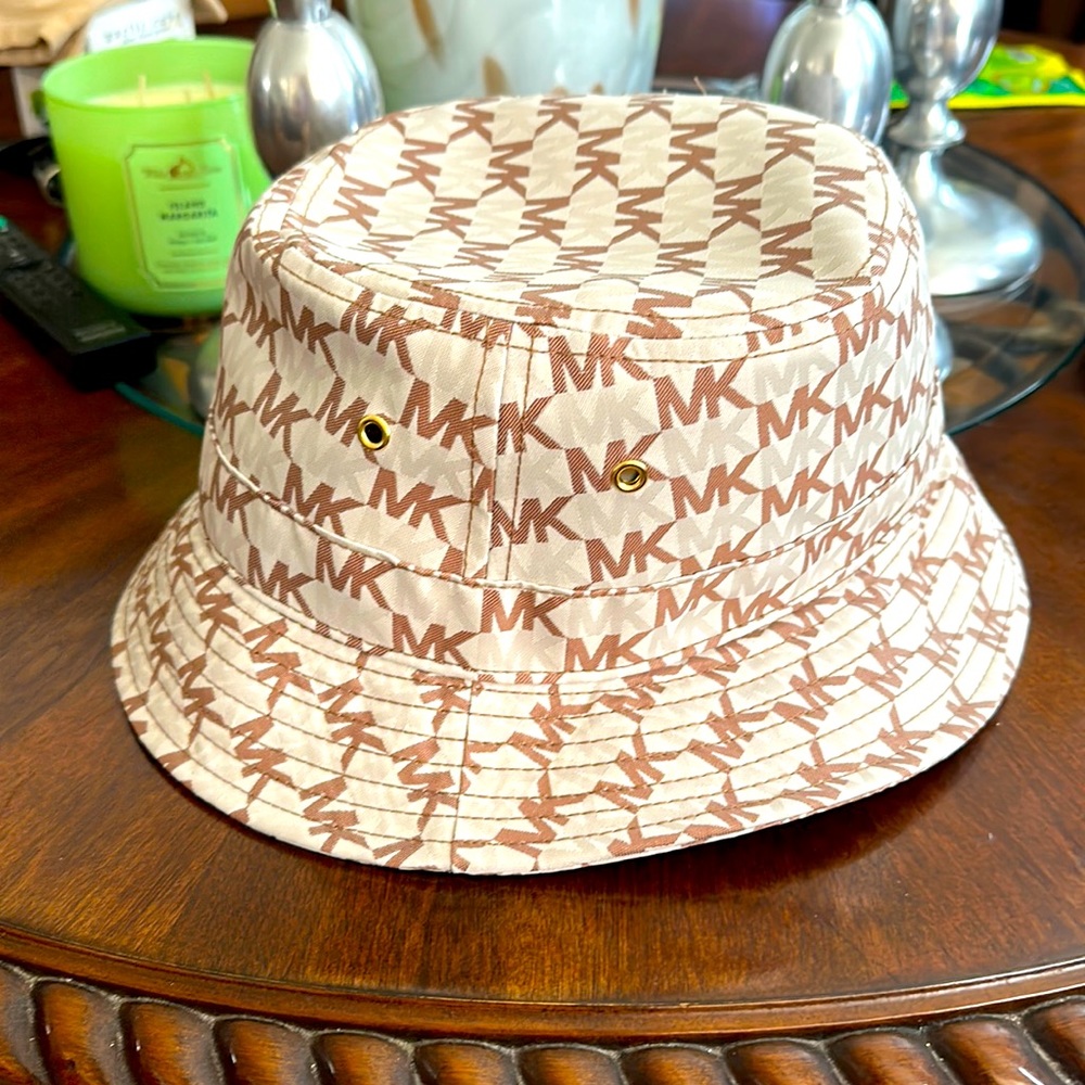 MK hat new